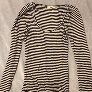 (s) long sleeve b&w from garage